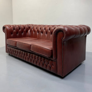 Maroon shop chesterfield sofa