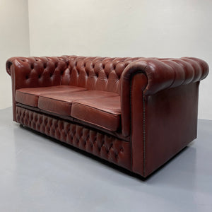 Buttoned Vintage Chesterfield Maroon