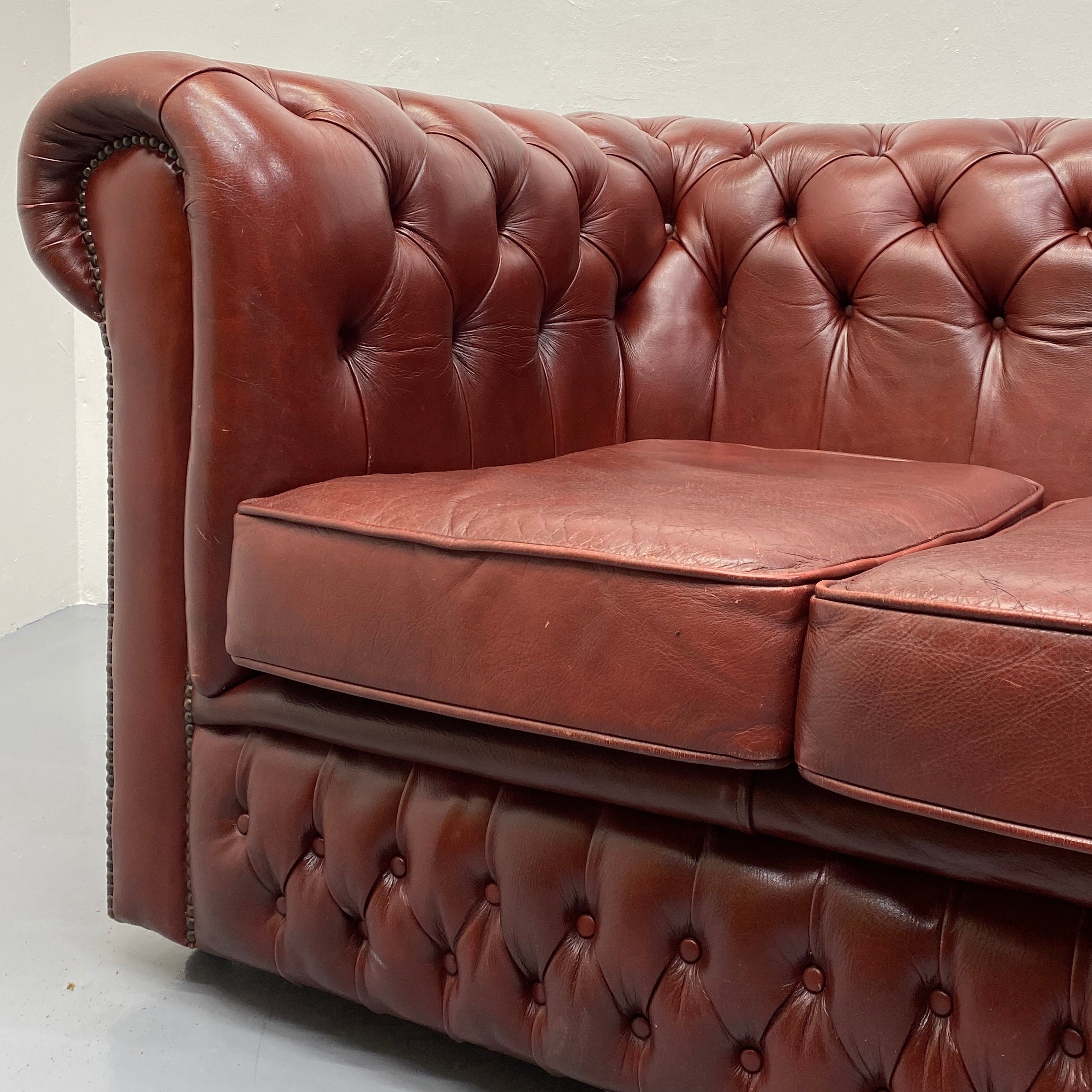 Buttoned Chesterfield Red