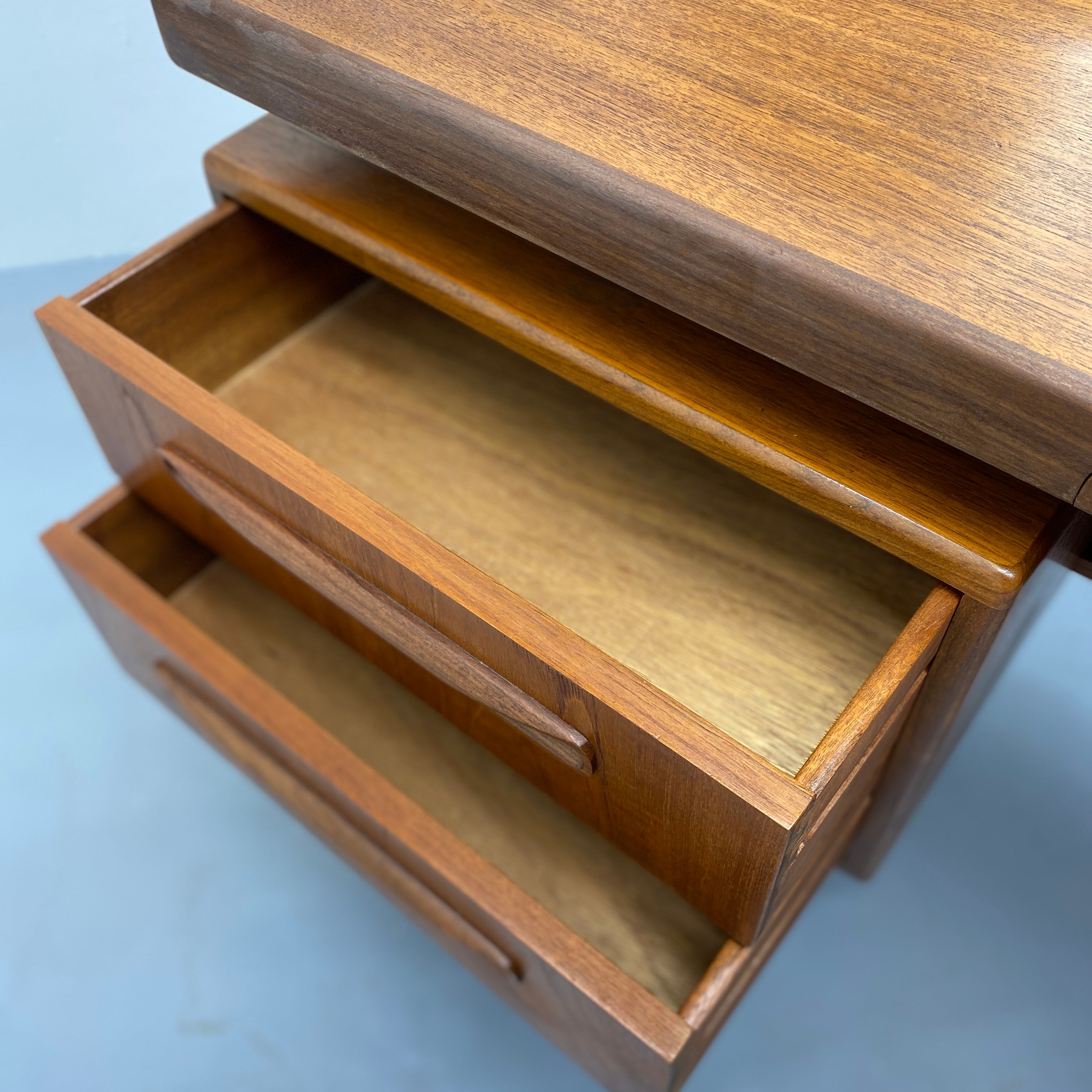 Dressing table With Drawers