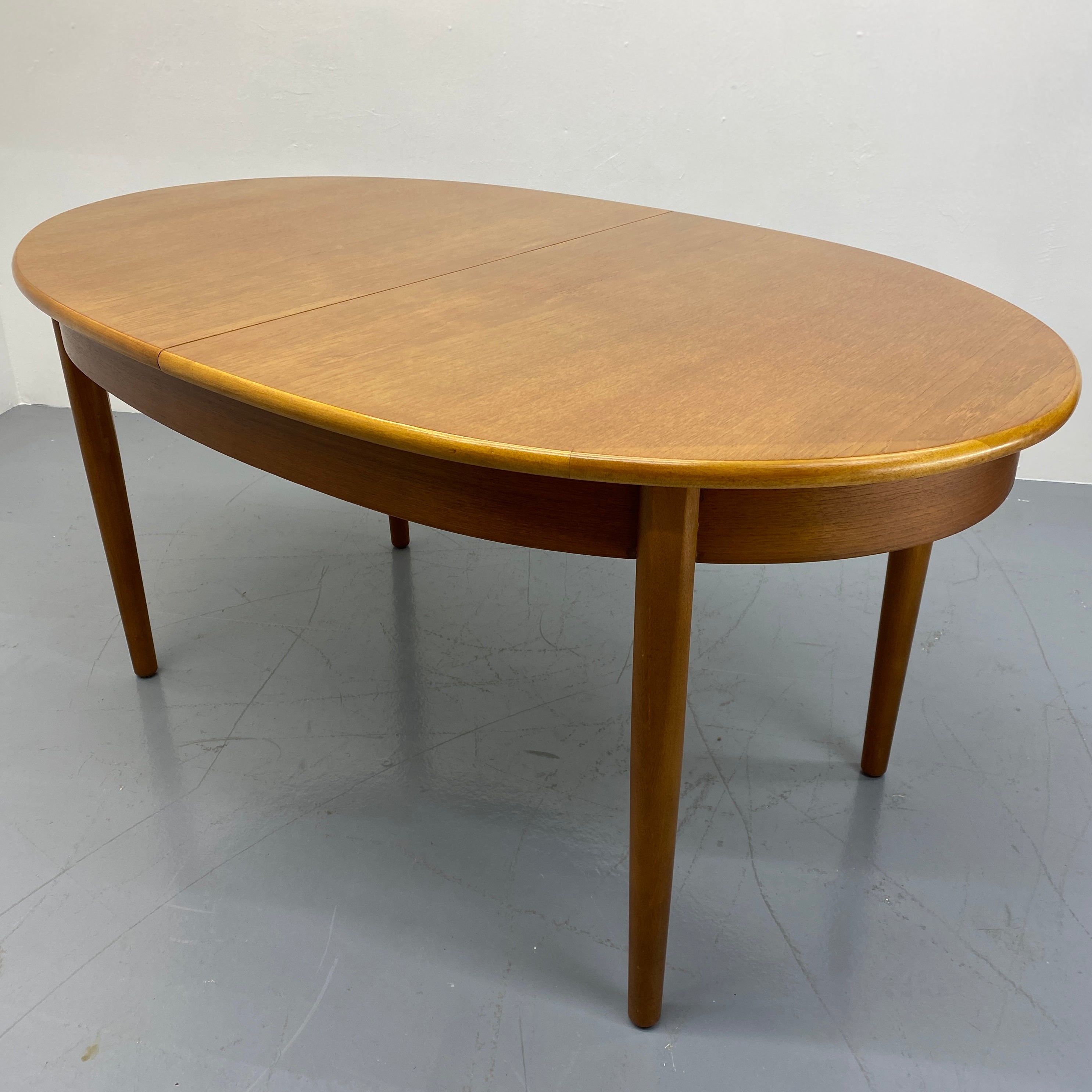 VINTAGE TABLE