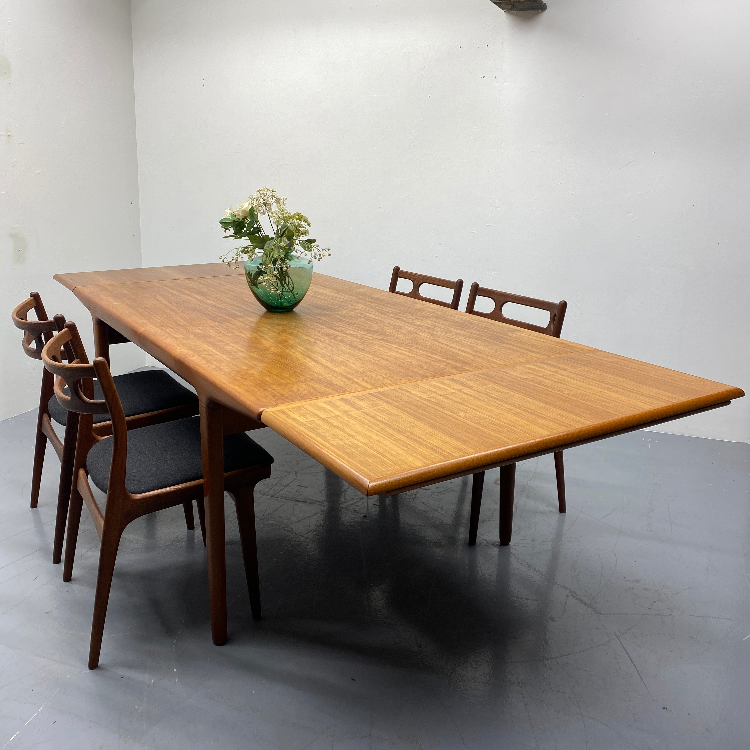 Danish Dining TABLE