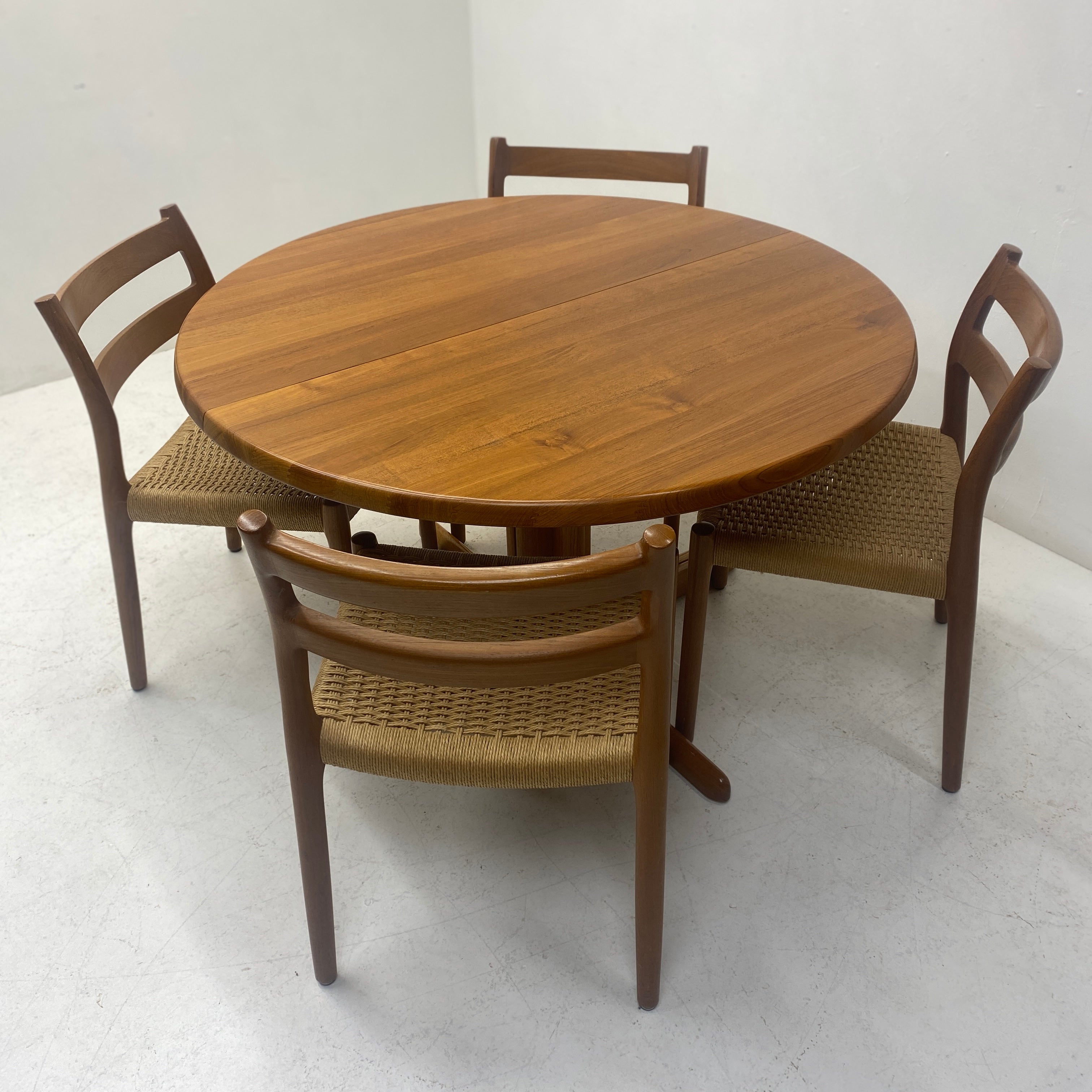 Circular Niels Moller Dining Table Extendable