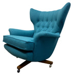 Load image into Gallery viewer, Blue armchair with a tufted backrest on a white background
