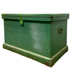 green trunk blanket box
