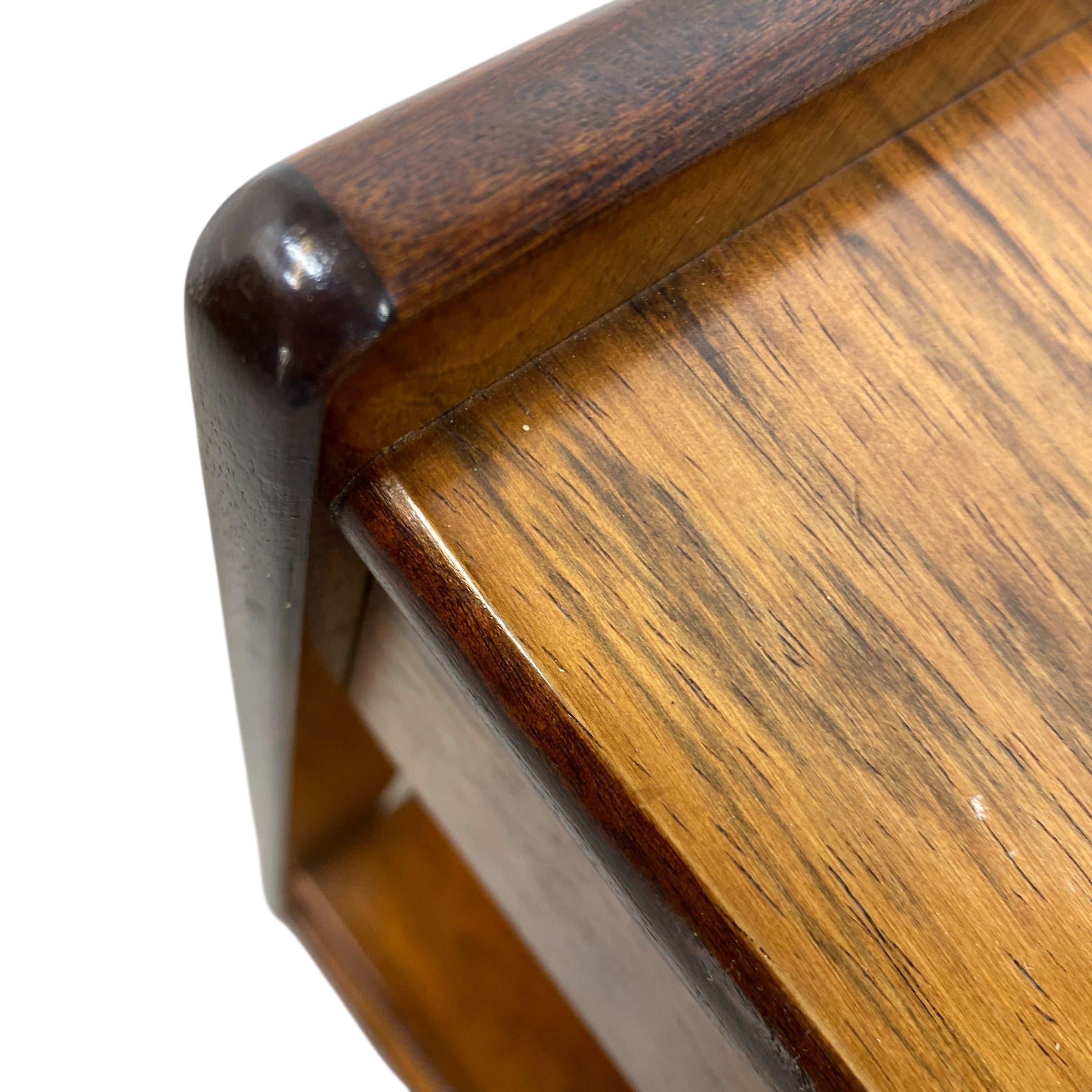 curved edge on a drinks trolley