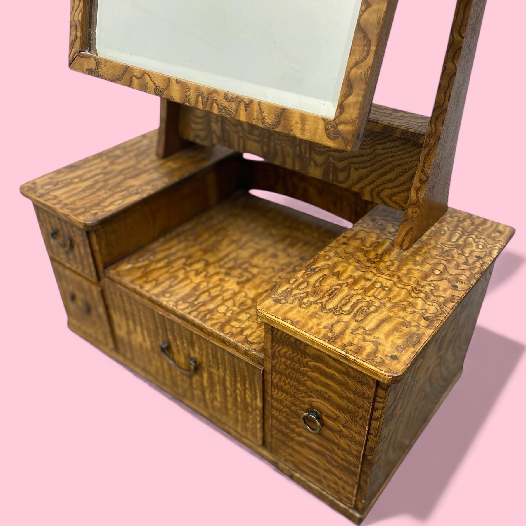 VANITY UNIT MIRROR PINK BACKGROUND