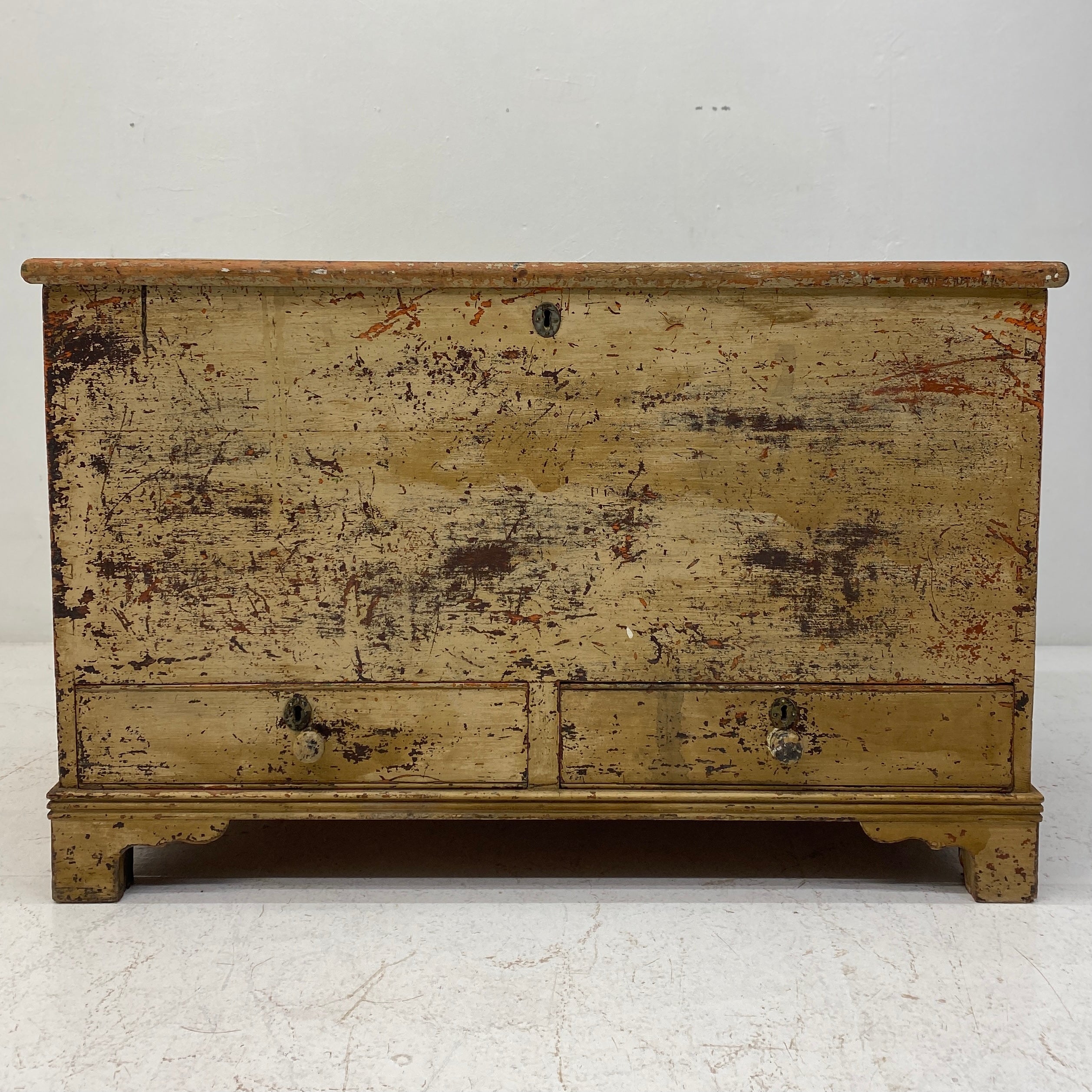 Front Vintage Chest