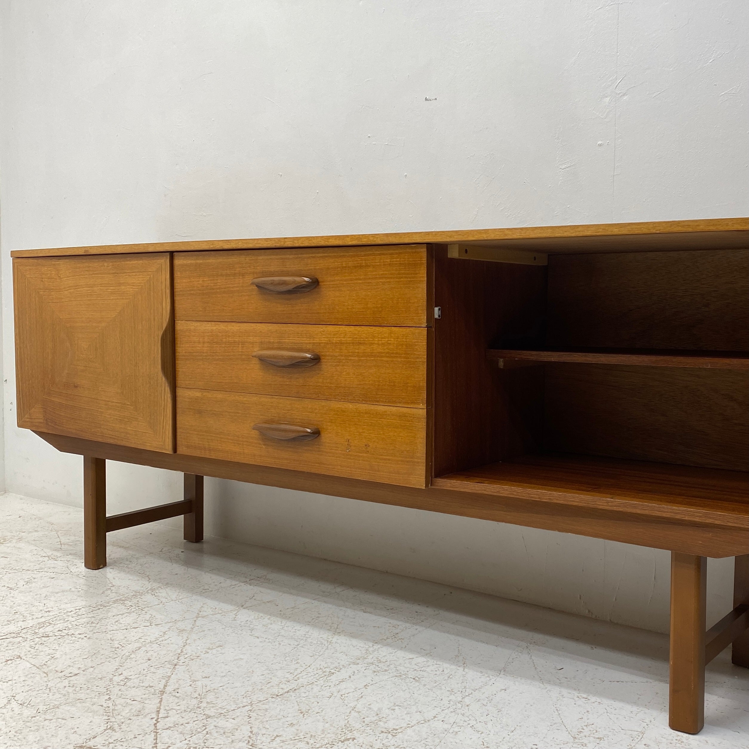 Shelving Beautility Sideboard