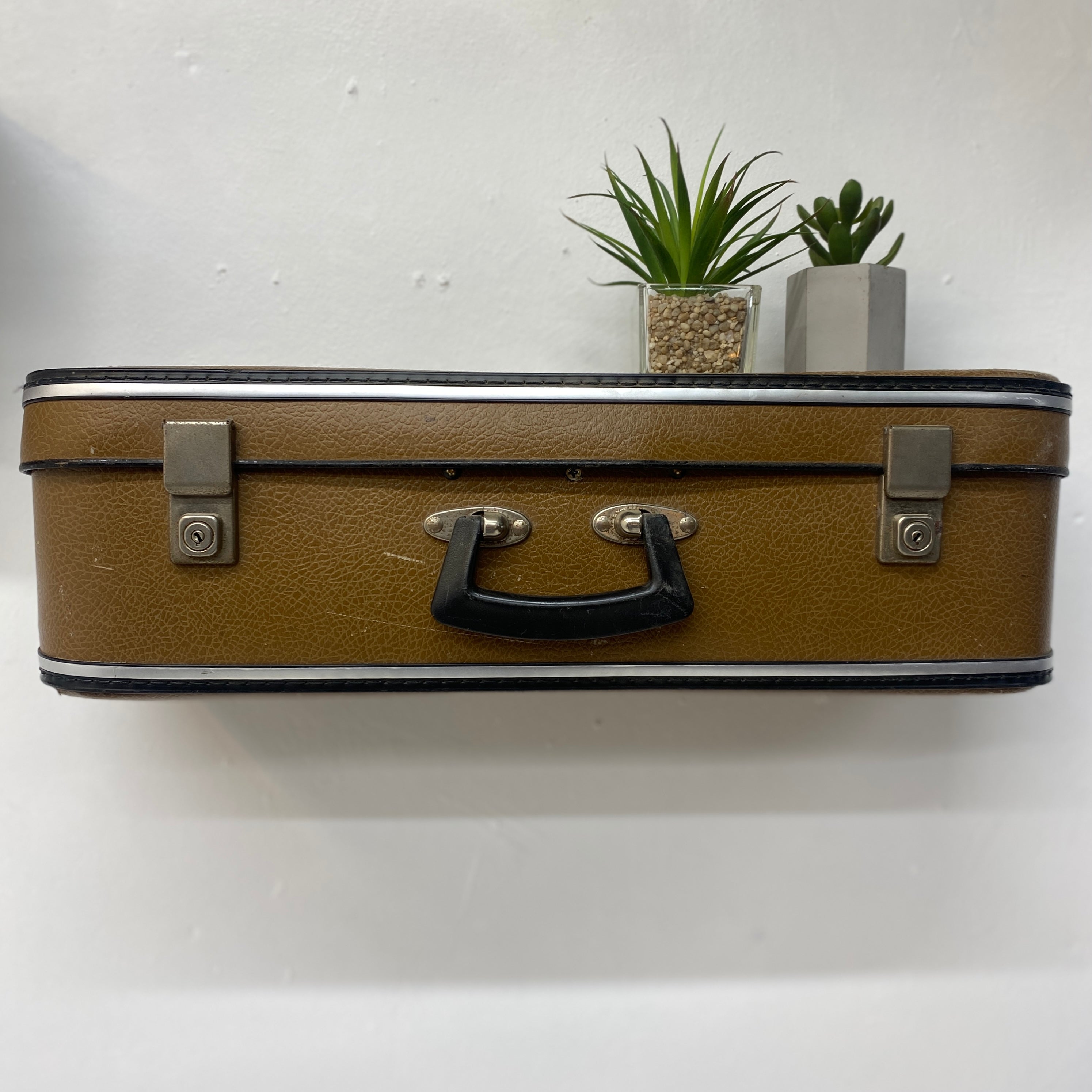 Suitcase Shelf 70's