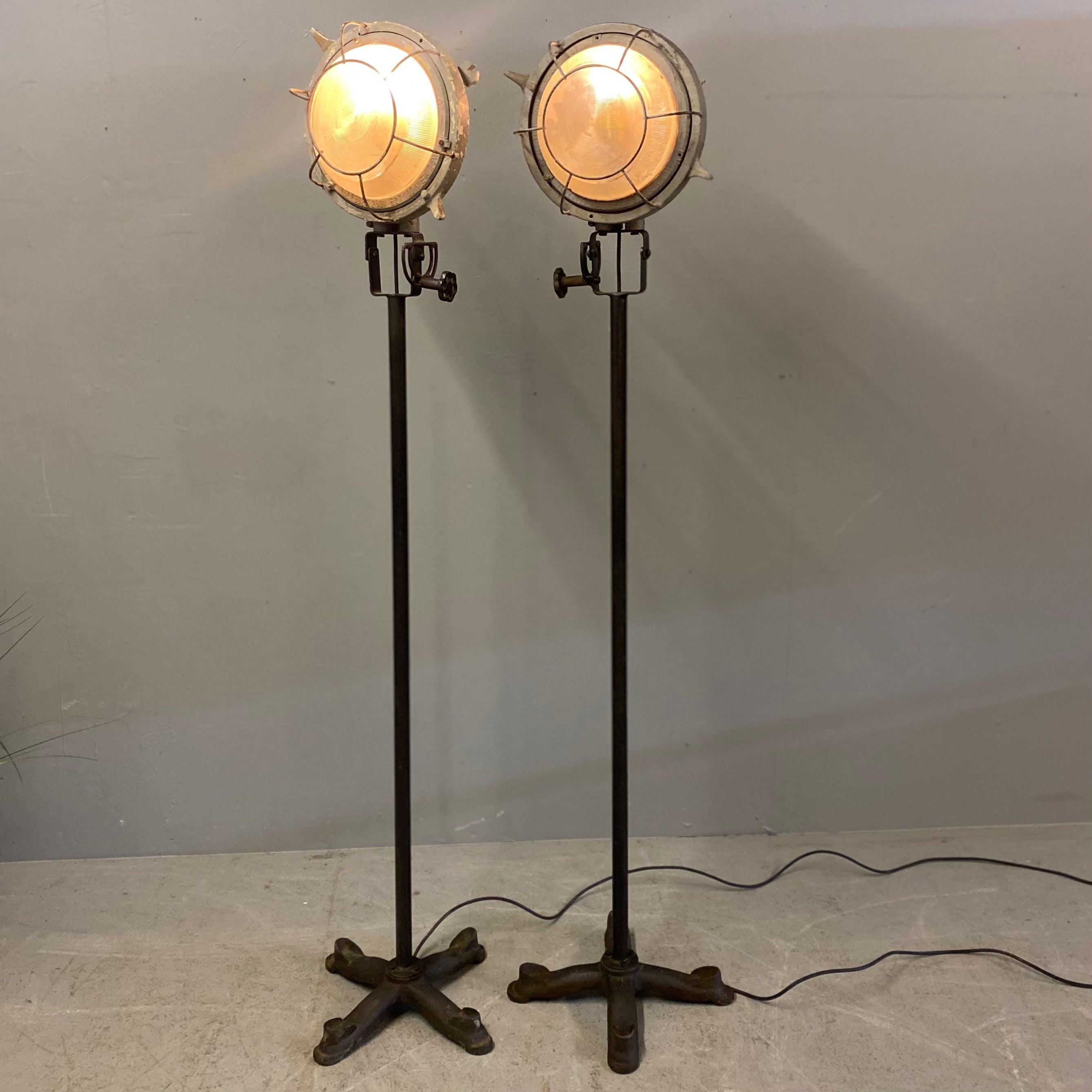 Pair tripod LAMPS